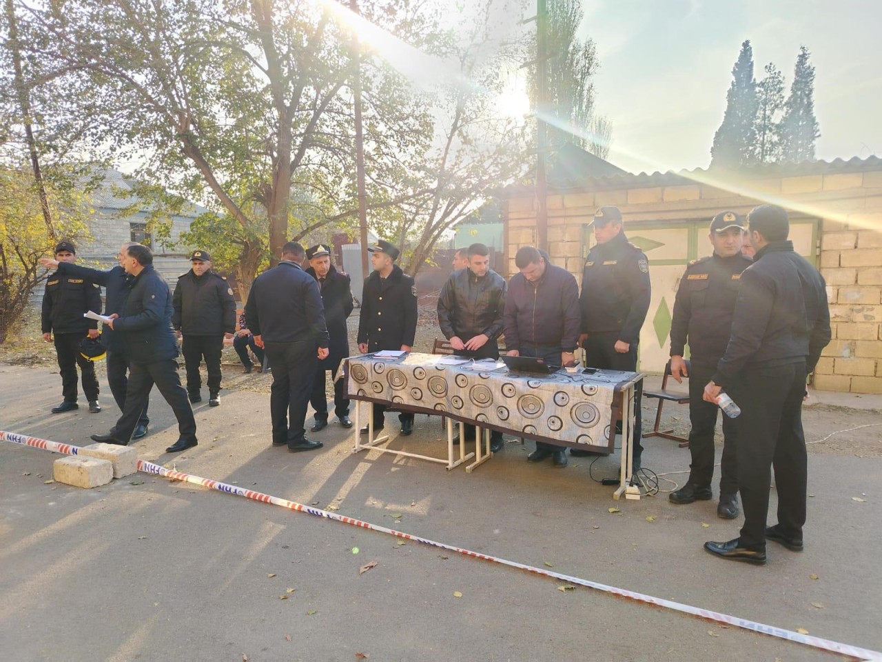 Qəzalı bina ilə bağlı Qərargah operativ işlərini davam etdirir - FOTOLAR